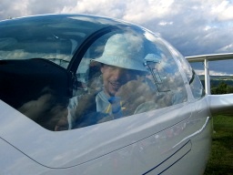 Markus Hitter im Cockpit einer DG-1000